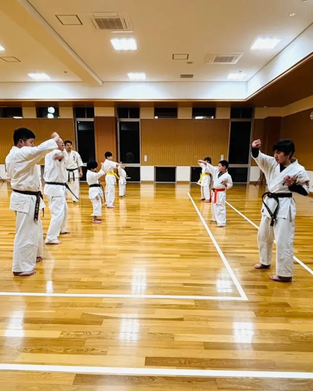 佐々道場と三川内道場の稽古風景です。

お問い合わせも多く見学や体験も随時募集しています。
☆☆☆☆☆☆☆☆☆☆☆☆☆
【長崎地区】
小菅道場　　　　(火)(土)18:30〜21:30
油木道場　　　　(水)  19:15〜21:00
横尾道場　　　　(金)  19:30〜21:30
矢上道場　　　　(金)  19:20〜21:00

【県北地区】
もみじが丘道場　(月)  19:15〜21:00
佐々道場　　　　(月)(木) 19:15〜21:00
名切道場　　　　(水)  19:15〜21:00
三川内道場　　　(木)  19:15〜21:00
相浦道場 ............(金)  19:00〜21:00

【県央地区】
諫早道場　　　　(月)(木)18:40〜20:40
喜々津道場　　　(水)18:30〜21:00

【島原地区】
島原道場　　　　(月)19:00〜21:00
深江道場 ............(火)(金)20:00〜21:30

見学や体験お待ちしております。

#極真カラテ #極真 #新極真会 #長崎 #佐世保 #諫早 #大村 #島原 #東長崎 #長崎空手 #諫早空手 #佐世保空手 #長崎県立大学 #長崎大学 #総合科学大学  #佐世保実業  #子どもの習い事 #初心者大歓迎 #大人の習い事 #ストレス発散 #フルコンタクト空手 #空手キッズ #諫早空手#小菅#油木#横尾#喜々津#矢上#長崎習い事 
#shinkyokushinkai
#shinkyokushinkarate