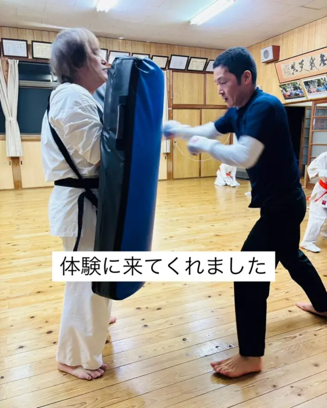 【小菅道場】の様子です。
経験者の方が体験にきてくれました(^^)
佐世保からも大会に向けて出稽古に来てくれたので質の高い稽古となりました！
誰よりも努力して結果を出していきましょう！
お問い合わせも多く見学や体験も随時募集しています。
☆☆☆☆☆☆☆☆☆☆☆☆☆
【長崎地区】
小菅道場　　　　(火)(土)18:30〜20:30
 .......................選手稽古20:30〜22:00
油木道場　　　　(水)  19:15〜21:00
横尾道場　　　　(金)  19:30〜21:30
矢上道場　　　　(金)  19:20〜21:00

【県北地区】
もみじが丘道場　(月)  19:15〜21:00
佐々道場　　　　(月)(木) 19:15〜21:00
名切道場　　　　(水)  19:15〜21:00
三川内道場　　　(木)  19:15〜21:00
相浦道場 ............(金)  19:00〜21:00
 ...................選手稽古21:00〜22:00

【県央地区】
諫早道場　　　　(月)(木)18:30〜20:30
 ........................選手稽古20:30〜21:30
喜々津道場　　　(水)18:30〜21:00
大村道場🆕.　　(水)19:00〜20:30 4月〜スタート！

【島原地区】
島原道場　　　　(月)19:00〜21:00
深江道場 ............(火)(金)20:00〜21:30

見学や体験お待ちしております。

#極真カラテ #極真 #新極真会 #長崎 #佐世保 #諫早 #大村 #島原 #東長崎 #長崎空手 #諫早空手 #佐世保空手 #長崎県立大学 #長崎大学 #総合科学大学  #佐世保実業  #長崎習い事 #初心者大歓迎 #大人の習い事 #大村空手#フルコンタクト空手 #喜々津空手#諫早空手#小菅#油木#横尾#矢上空手#長崎習い事 
#shinkyokushinkai
#shinkyokushinkarateariel