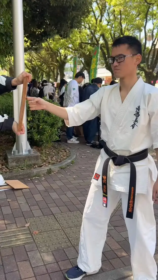 【ワンインチパンチ】
ゼロ距離で突き抜く必殺技！！

お問い合わせも多く見学や体験も随時募集しています。
☆☆☆☆☆☆☆☆☆☆☆☆☆
【長崎地区】
小菅道場　　　　(火)(土)18:30〜21:30
油木道場　　　　(水)  19:15〜21:00
横尾道場　　　　(金)  19:30〜21:30
矢上道場　　　　(金)  19:20〜21:00

【県北地区】
もみじが丘道場　(月)  19:15〜21:00
佐々道場　　　　(月)(木) 19:15〜21:00
名切道場　　　　(水)  19:15〜21:00
三川内道場　　　(木)  19:15〜21:00
相浦道場 ............(金)  19:00〜21:00

【県央地区】
諫早道場　　　　(月)(木)18:40〜20:40
喜々津道場　　　(水)18:30〜21:00
大村道場　　　　(水)19:00〜20:30

【島原地区】
島原道場　　　　(月)19:00〜21:00
深江道場 ............(火)(金)20:00〜21:30

見学や体験お待ちしております。

#極真カラテ #極真 #新極真会 #長崎 #佐世保 #諫早 #大村 #島原 #東長崎 #長崎空手 #諫早空手 #佐世保空手 #長崎県立大学 #長崎大学 #総合科学大学  #佐世保実業  #長崎習い事 #初心者大歓迎 #大人の習い事 #大村空手#フルコンタクト空手 #喜々津空手#諫早空手#小菅#油木#横尾#矢上空手#長崎大学#ワンインチパンチ
#shinkyokushinkai
#shinkyokushinkarate