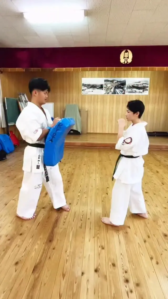 解説：突きからの飛び後ろ蹴り

ステップ①：突きでプレッシャーをかける

前に出ながら中段突きを打ち込み、相手を後退させる。
相手がガードを上げる or 下がることで前方にスペースが生まれる。

ステップ②：生まれたスペースを逃さず回り込む

突きで作った間合いを活かし、素早く後ろを向いてジャンプ。
体重移動と同時に視線も後方へ。

ステップ③：飛び後ろ蹴りで一気に仕留める

腰の回転を活かして飛び後ろ蹴り（飛び後ろ回し蹴り or 飛び後ろ蹴り）を打ち込む。
意識が前にいっている相手の死角に鋭くヒットさせよう。

⸻

ポイント
	•	突きはただの攻撃ではなく、「蹴りのための布石」。
	•	距離をしっかり作ることで、飛び技でもバランスを崩さず打てる。
	•	決まれば一撃必殺の見せ技にもなる！

お問い合わせも多く見学や体験も随時募集しています。
☆☆☆☆☆☆☆☆☆☆☆☆☆
【長崎地区】
小菅道場　　　　(火)(土)18:30〜21:30
油木道場　　　　(水)  19:15〜21:00
横尾道場　　　　(金)  19:30〜21:30
矢上道場　　　　(金)  19:20〜21:00

【県北地区】
もみじが丘道場　(月)  19:15〜21:00
佐々道場　　　　(月)(木) 19:15〜21:00
名切道場　　　　(水)  19:15〜21:00
三川内道場　　　(木)  19:15〜21:00
相浦道場 ............(金)  19:00〜21:00

【県央地区】
諫早道場　　　　(月)(木)18:40〜20:40
喜々津道場　　　(水)18:30〜21:00
大村道場　　　　(水)19:00〜20:30

【島原地区】
島原道場　　　　(月)19:00〜21:00
深江道場 ............(火)(金)20:00〜21:30

見学や体験お待ちしております。

#極真カラテ #極真 #新極真会 #長崎 #佐世保 #諫早 #大村 #島原 #東長崎 #長崎空手 #諫早空手 #佐世保空手 #長崎県立大学 #長崎大学 #総合科学大学  #佐世保実業  #長崎習い事 #初心者大歓迎 #大人の習い事 #大村空手#フルコンタクト空手 #喜々津空手#諫早空手#小菅#油木#横尾#矢上空手#長崎習い事 
#shinkyokushinkai
#shinkyokushinkarate