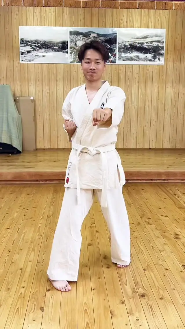 ■ 正拳突きの基本と力の出し方

正拳突きは空手の基本技でありながら、奥が深い技です。腕だけで突くのではなく、「下半身の踏ん張り」「体幹の連動」「引き手との連動」を意識することで、威力と安定性が格段に向上します。
	•	拳をまっすぐに突き出し、肩の力を抜く
	•	突き終わりで拳がしっかり回転して、手の甲が上を向く
	•	最後の瞬間に「ピタッ」と止め、衝撃を一点に集中させる

⸻

■ 引き手の意識が生むパワーとスピード

突く拳と同じくらい、反対の「引き手」が重要です。引き手が強く引かれることで、上半身のねじれが戻る力＝反作用が生まれ、突きのスピードと破壊力が増します。
	•	肘を脇に沿わせ、体側にしっかり引き込む
	•	肩甲骨を引き寄せ、背中で引くイメージ
	•	「突く」より「引く」を先に意識すると、自然と連動する

引き手が甘いと、技にキレがなくなり、バランスも崩れます。

⸻

■ 三戦立ちの踏ん張りと安定感

三戦立ちは「地に根を張る」ような構え。下半身の安定が上半身の動きを支え、正拳突きの力をしっかり床から伝えるために欠かせません。
	•	前足で前方への圧力を、後ろ足で後方への抵抗力を作る
	•	内股・膝の締めを強く意識して、中心線を守る
	•	胴体は上下にぶれず、背筋を伸ばし重心を低く保つ

踏ん張りが効いていないと、突いた瞬間に上体が浮いたり、後ろに流れたりして、威力が半減します。

⸻

■ 総まとめ：三位一体の動き

正拳突きは、**「踏ん張り（下半身）」＋「引き手（体幹）」＋「突き（上半身）」**が連動して初めて、最大の力を発揮します。

地面を押して → 下半身の力を体幹に通して → 引き手で締め → 突きで放つ

この流れを意識すると、見た目の美しさと実戦での威力が両立する正拳突きになります。

お問い合わせも多く見学や体験も随時募集しています。
☆☆☆☆☆☆☆☆☆☆☆☆☆
【長崎地区】
小菅道場　　　　(火)(土)18:30〜21:30
油木道場　　　　(水)  19:15〜21:00
横尾道場　　　　(金)  19:30〜21:30
矢上道場　　　　(金)  19:20〜21:00

【県北地区】
もみじが丘道場　(月)  19:15〜21:00
佐々道場　　　　(月)(木) 19:15〜21:00
名切道場　　　　(水)  19:15〜21:00
三川内道場　　　(木)  19:15〜21:00
相浦道場 ............(金)  19:00〜21:00

【県央地区】
諫早道場　　　　(月)(木)18:40〜20:40
喜々津道場　　　(水)18:30〜21:00
大村道場　　　　(水)19:00〜20:30

【島原地区】
島原道場　　　　(月)19:00〜21:00
深江道場 ............(火)(金)20:00〜21:30

見学や体験お待ちしております。

#極真カラテ #極真 #新極真会 #長崎 #佐世保 #諫早 #大村 #島原 #東長崎 #長崎空手 #諫早空手 #佐世保空手 #長崎県立大学 #長崎大学 #総合科学大学  #佐世保実業  #長崎習い事 #初心者大歓迎 #大人の習い事 #大村空手#フルコンタクト空手 #喜々津空手#諫早空手#小菅#油木#横尾#矢上空手#長崎習い事 
#shinkyokushinkai
#shinkyokushinkarate