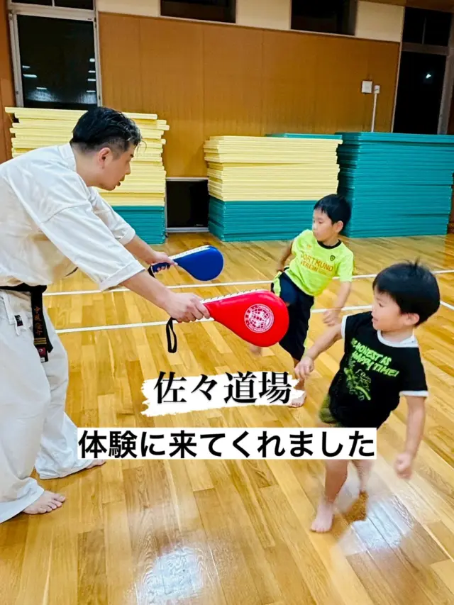 【佐々道場】【もみじが丘道場】
佐々に2人のお子様が体験に来てくれました。
もみじにTAKAみちのく様がお越しくださいました(^^)

お問い合わせも多く見学や体験も随時募集しています。
☆☆☆☆☆☆☆☆☆☆☆☆☆
【長崎地区】
小菅道場　　　　(火)(土)18:30〜20:30選手22:00まで
油木道場　　　　(水)  19:15〜21:00
横尾道場　　　　(金)  19:30〜21:30
矢上道場　　　　(金)  19:20〜21:00

【県北地区】
もみじが丘道場　(月)  19:15〜21:00
佐々道場　　　　(月)(木) 19:15〜21:00
名切道場　　　　(水)  19:15〜21:00
三川内道場　　　(木)  19:15〜21:00
相浦道場 ............(金)  19:00〜21:00選手22:00まで

【県央地区】
諫早道場　　　　(月)(木)18:40〜20:40選手21:30まで
喜々津道場　　　(水)18:30〜21:00
大村道場　　　　(水)19:00〜20:30

【島原地区】
島原道場　　　　(月)19:00〜21:00
深江道場 ............(火)(金)20:00〜21:30

見学や体験お待ちしております。

#極真カラテ #極真 #新極真会 #長崎 #佐世保 #諫早 #大村 #島原 #東長崎 #長崎空手 #諫早空手 #佐世保空手 #長崎県立大学 #長崎大学 #総合科学大学  #佐世保実業  #長崎習い事 #初心者大歓迎 #大人の習い事 #大村空手#フルコンタクト空手 #喜々津空手#諫早空手#小菅#油木#横尾#矢上空手#長崎習い事 
#shinkyokushinkai
#shinkyokushinkarate