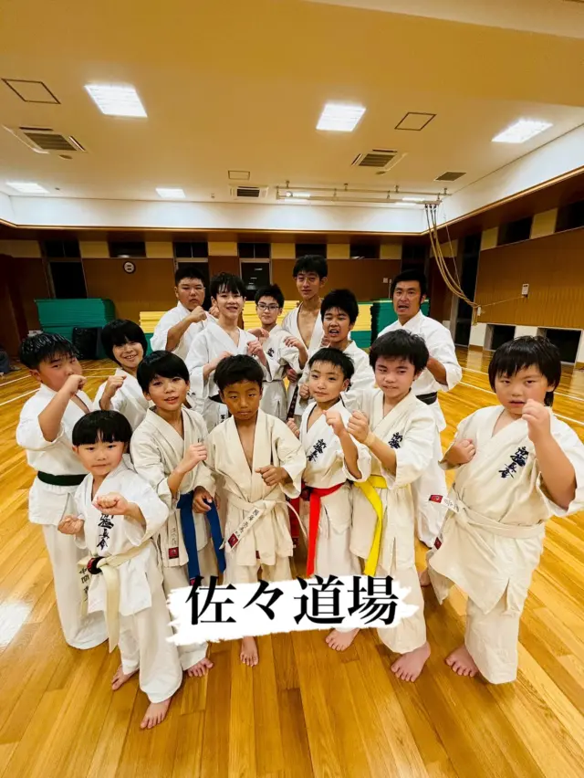 【佐々道場】
子供達が一生懸命稽古に励んでいます(^^)

お問い合わせも多く見学や体験も随時募集しています。
☆☆☆☆☆☆☆☆☆☆☆☆☆
【長崎地区】
小菅道場　　　　(火)(土)18:30〜21:30
油木道場　　　　(水)  19:15〜21:00
横尾道場　　　　(金)  19:30〜21:30
矢上道場　　　　(金)  19:20〜21:00

【県北地区】
もみじが丘道場　(月)  19:15〜21:00
佐々道場　　　　(月)(木) 19:15〜21:00
名切道場　　　　(水)  19:15〜21:00
三川内道場　　　(木)  19:15〜21:00
相浦道場 ............(金)  19:00〜21:00

【県央地区】
諫早道場　　　　(月)(木)18:40〜20:40
喜々津道場　　　(水)18:30〜21:00
大村道場　　　　(水)19:00〜20:30

【島原地区】
島原道場　　　　(月)19:00〜21:00
深江道場 ............(火)(金)20:00〜21:30

見学や体験お待ちしております。

#極真カラテ #極真 #新極真会 #長崎 #佐世保 #諫早 #大村 #島原 #東長崎 #長崎空手 #諫早空手 #佐世保空手 #長崎県立大学 #長崎大学 #総合科学大学  #佐世保実業  #長崎習い事 #初心者大歓迎 #大人の習い事 #大村空手#ウォーターメイツ#喜々津空手#諫早空手#小菅#油木#横尾#矢上空手#長崎習い事 
#shinkyokushinkai
#shinkyokushinkarate