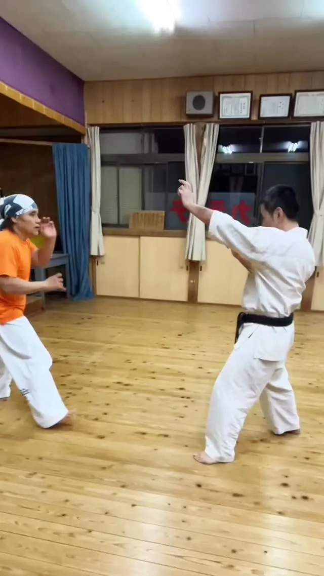 【タックルに対するカウンター膝蹴り】

① 相手が突っ込んでくるのを冷静に判断

② 上体を立てて構える
つぶされないように胸を張る。

③ 相手の顔が近づいた瞬間に膝を縦に突き上げる
下から上へ“膝頭”を顔面へ。

④ 当てたら油断せず残心
倒れた相手に近づかず、空手の間合いに戻る。

お問い合わせも多く見学や体験も随時募集しています。
☆☆☆☆☆☆☆☆☆☆☆☆☆
【長崎地区】
小菅道場　　　　(火)(土)18:40〜20:40
油木道場　　　　(水)  19:15〜21:00
横尾道場　　　　(金)  19:30〜21:30
矢上道場　　　　(金)  19:20〜21:00

【県北地区】
もみじが丘道場　(月)  19:15〜21:00
佐々道場　　　　(月)(木) 19:15〜21:00
名切道場　　　　(水)  19:15〜21:00
三川内道場　　　(木)  19:15〜21:00
相浦道場 ............(金)  19:00〜21:00

【県央地区】
諫早道場　　　　(月)(木)18:40〜20:40
喜々津道場　　　(水)18:30〜21:00
大村道場　　　　(水)19:00〜20:30

【島原地区】
島原道場　　　　(月)19:00〜21:00
深江道場 ............(火)(金)20:00〜21:30

見学や体験お待ちしております。

#極真カラテ #極真 #新極真会 #長崎 #佐世保 諫早 大村 島原 東長崎 長崎空手 諫早空手 佐世保空手 長崎県立大学 長崎大学 総合科学大学  佐世保実業  長崎習い事 初心者大歓迎 大人の習い事 大村空手ウォーターメイツ喜々津空手諫早空手小菅油木横尾矢上空手長崎習い事 
shinkyokushinkai
shinkyokushinkarate