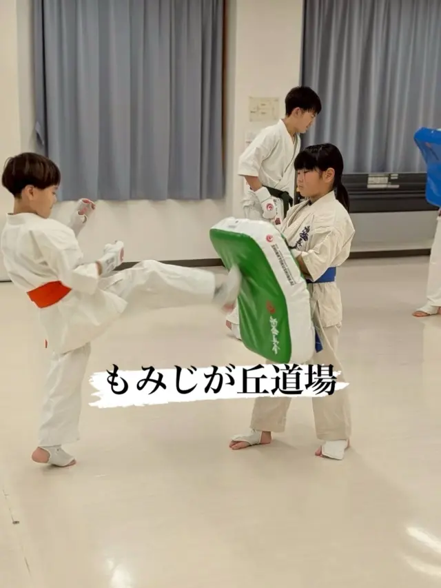 【もみじが丘道場】【佐々道場】
それぞれの道場で楽しく稽古しています(^^)

お問い合わせも多く見学や体験も随時募集しています。
☆☆☆☆☆☆☆☆☆☆☆☆☆
【長崎地区】
小菅道場　　　　(火)(土)18:40〜20:40
油木道場　　　　(水)  19:15〜21:00
横尾道場　　　　(金)  19:30〜21:30
矢上道場　　　　(金)  19:20〜21:00

【県北地区】
もみじが丘道場　(月)  19:15〜21:00
佐々道場　　　　(月)(木) 19:15〜21:00
名切道場　　　　(水)  19:15〜21:00
三川内道場　　　(木)  19:15〜21:00
相浦道場 ............(金)  19:00〜21:00

【県央地区】
諫早道場　　　　(月)(木)18:40〜20:40
喜々津道場　　　(水)18:30〜21:00
大村道場　　　　(水)19:00〜20:30

【島原地区】
島原道場　　　　(月)19:00〜21:00
深江道場 ............(火)(金)20:00〜21:30

見学や体験お待ちしております。
 #長崎 #新極真会 #空手#長崎空手#佐世保