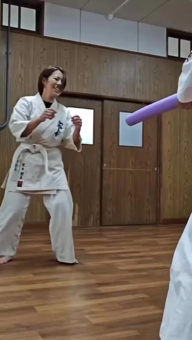 【空手との出会い】
空手を始めてから、感覚が研ぎ澄まされ、集中力が高まったことで、仕事のご依頼が増えるなど、思いがけない変化もありました（笑）。

体も引き締まり、体重が落ち、ウエストもすっきりして、
以前のようなぽっこりお腹ではなくなりました。

もともと胃腸が弱く、病院に通っていましたが、
そういえば、最近は通うこともなくなっています。

空手が人とのコミュニケーションのきっかけになったり、
授業の中で話題として取り上げることがあったりと、
日常の中に自然と溶け込んでいます。

心が動かされる瞬間が本当に多く、
一つの「きっかけ」や「挑戦」が、
ここまで人生を楽しく、豊かなものにしてくれるのだと、
深く感動しています。

まだ始めて3ヶ月しか経っていないのに、
それ以上の時間を過ごしてきたような、不思議な感覚さえあります（笑）。

「出会いは必然」とよく言いますが、
空手と出会うきっかけを与えてくださった
たいき先生には、心から感謝しております。

お問い合わせも多く見学や体験も随時募集しています。
☆☆☆☆☆☆☆☆☆☆☆☆☆
【長崎地区】
小菅道場　　　　(火)(土)18:40〜20:40
油木道場　　　　(水)  19:15〜21:00
横尾道場　　　　(金)  19:30〜21:30
矢上道場　　　　(金)  19:20〜21:00

【県北地区】
もみじが丘道場　(月)  19:15〜21:00
佐々道場　　　　(月)(木) 19:15〜21:00
名切道場　　　　(水)  19:15〜21:00
三川内道場　　　(木)  19:15〜21:00
相浦道場 ............(金)  19:00〜21:00

【県央地区】
諫早道場　　　　(月)(木)18:40〜20:40
喜々津道場　　　(水)18:30〜21:00
大村道場　　　　(水)19:00〜20:30

【島原地区】
島原道場　　　　(月)19:00〜21:00
深江道場 ............(火)(金)20:00〜21:30

見学や体験お待ちしております。
 #長崎 #新極真会 #空手#長崎空手#佐世保