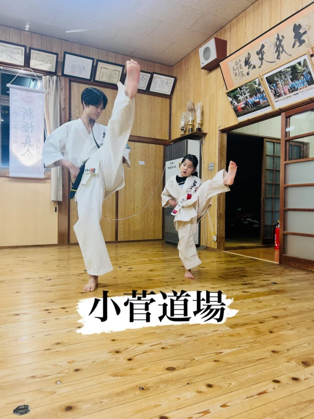 【小菅道場】
諫早から出稽古に来てくれました！
来てくれた子達に合わせて指導しております(^^)

お問い合わせも多く見学や体験も随時募集しています。
☆☆☆☆☆☆☆☆☆☆☆☆☆
【長崎地区】
小菅道場　　　　(火)(土)18:40〜20:40
油木道場　　　　(水)  19:15〜21:00
横尾道場　　　　(金)  19:30〜21:30
矢上道場　　　　(金)  19:20〜21:00

【県北地区】
もみじが丘道場　(月)  19:15〜21:00
佐々道場　　　　(月)(木) 19:15〜21:00
名切道場　　　　(水)  19:15〜21:00
三川内道場　　　(木)  19:15〜21:00
相浦道場 ............(金)  19:00〜21:00

【県央地区】
諫早道場　　　　(月)(木)18:40〜20:40
喜々津道場　　　(水)18:30〜21:00
大村道場　　　　(水)19:00〜20:30

【島原地区】
島原道場　　　　(月)19:00〜21:00
深江道場 ............(火)(金)20:00〜21:30

見学や体験お待ちしております。
 #長崎 #新極真会 #空手#長崎空手#佐世保