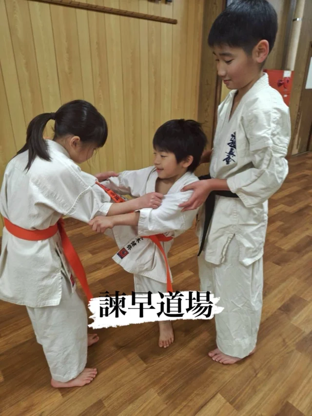 【諫早・大村道場】
審査や大会に向けてしっかり稽古(^^)

お問い合わせも多く見学や体験も随時募集しています。
☆☆☆☆☆☆☆☆☆☆☆☆☆
【長崎地区】
小菅道場　　　　(火)(土)18:40〜20:40
油木道場　　　　(水)  19:15〜21:00
横尾道場　　　　(金)  19:30〜21:30
矢上道場　　　　(金)  19:20〜21:00

【県北地区】
もみじが丘道場　(月)  19:15〜21:00
佐々道場　　　　(月)(木) 19:15〜21:00
名切道場　　　　(水)  19:15〜21:00
三川内道場　　　(木)  19:15〜21:00
相浦道場 ............(金)  19:00〜21:00

【県央地区】
諫早道場　　　　(月)(木)18:40〜20:40
喜々津道場　　　(水)18:30〜21:00
大村道場　　　　(水)19:00〜20:30

【島原地区】
島原道場　　　　(月)19:00〜21:00
深江道場 ............(火)(金)20:00〜21:30

見学や体験お待ちしております。
 #長崎 #新極真会 #空手#長崎空手#佐世保