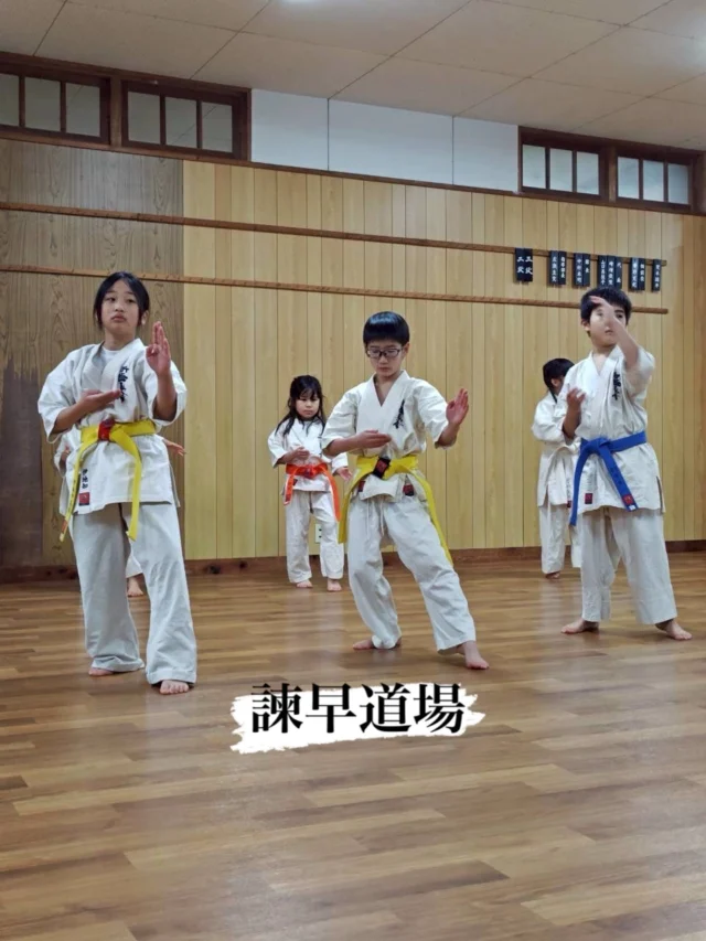 【諫早道場】
楽しくしっかり稽古(^^)

お問い合わせも多く見学や体験も随時募集しています。
☆☆☆☆☆☆☆☆☆☆☆☆☆
【長崎地区】
小菅道場　　　　(火)(土)18:40〜20:40
油木道場　　　　(水)  19:15〜21:00
横尾道場　　　　(金)  19:30〜21:30
矢上道場　　　　(金)  19:20〜21:00

【県北地区】
もみじが丘道場　(月)  19:15〜21:00
佐々道場　　　　(月)(木) 19:15〜21:00
名切道場　　　　(水)  19:15〜21:00
三川内道場　　　(木)  19:15〜21:00
相浦道場 ............(金)  19:00〜21:00

【県央地区】
諫早道場　　　　(月)(木)18:40〜20:40
喜々津道場　　　(水)18:30〜21:00
大村道場　　　　(水)19:00〜20:30

【島原地区】
島原道場　　　　(月)19:00〜21:00
深江道場 ............(火)(金)20:00〜21:30

見学や体験お待ちしております。
 #長崎 #新極真会 #空手#長崎空手#佐世保