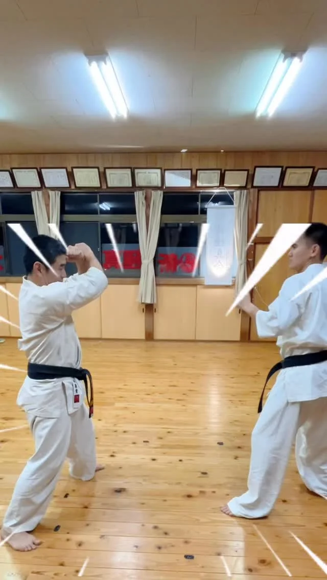 上段回し蹴りに対する十文字受けは、
「肘の張り」がすべてを決める受け技です。

⸻

✅ 正しい十文字受けのポイント
	•	両肘を外にしっかり張る
	•	前腕で“×（十文字）”を作り、肘で蹴りを迎えにいく意識。
	•	顔の横・額の少し前で受けることで、衝撃を分散。
	•	肘に力を集める
	•	前腕だけで止めようとせず、肘→肩→体幹で支える。

👉 この形が作れると、
相手のスネや足甲が肘に当たり「痛い」「怖い」という感覚が残り、
次第に上段を蹴りにくくなります。

⸻

⚠️ 危険な受けになりやすい例
	•	肘が内側に入る
	•	受けが崩れ、力が逃げる。
	•	腕だけで受ける
	•	押し込まれやすく、首・顔に直撃する危険。
	•	受けが遅れる
	•	形ができる前に衝撃を受けてしまう。

👉 肘が内側に入ると、
相手の蹴りの力を正面から受けてしまい、押し込まれて非常に危険です。

⸻

💡 指導・練習のワンポイント
	•	「腕で受けるな、肘で受けろ」
	•	ミットや軽い接触で、肘の位置確認を反復する

⸻

✨ まとめ

十文字受けは
✔ 肘を張れば最強の盾
✖ 肘が甘ければ最大のリスク

上段回し蹴りを「止める」だけでなく、
相手に“蹴らせない心理”を作る受け――
それが受けの極意です。

お問い合わせも多く見学や体験も随時募集しています。
☆☆☆☆☆☆☆☆☆☆☆☆☆
【長崎地区】
小菅道場　　　　(火)(土)18:40〜20:40
油木道場　　　　(水)  19:15〜21:00
横尾道場　　　　(金)  19:30〜21:30
矢上道場　　　　(金)  19:20〜21:00

【県北地区】
もみじが丘道場　(月)  19:15〜21:00
佐々道場　　　　(月)(木) 19:15〜21:00
名切道場　　　　(水)  19:15〜21:00
三川内道場　　　(木)  19:15〜21:00
相浦道場 ............(金)  19:00〜21:00

【県央地区】
諫早道場　　　　(月)(木)18:40〜20:40
喜々津道場　　　(水)18:30〜21:00
大村道場　　　　(水)19:00〜20:30

【島原地区】
島原道場　　　　(月)19:00〜21:00
深江道場 ............(火)(金)20:00〜21:30

見学や体験お待ちしております。
 #長崎 #新極真会 #空手#長崎空手#佐世保