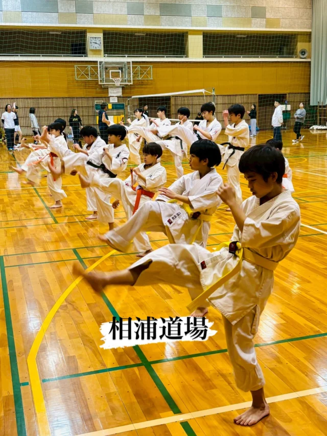 【相浦道場】
本日は諫早から出稽古に来てくれました(^^)

お問い合わせも多く見学や体験も随時募集しています。
☆☆☆☆☆☆☆☆☆☆☆☆☆
【長崎地区】
小菅道場　　　　(火)(土)18:40〜20:40
油木道場　　　　(水)  19:15〜21:00
横尾道場　　　　(金)  19:30〜21:30
矢上道場　　　　(金)  19:20〜21:00

【県北地区】
もみじが丘道場　(月)  19:15〜21:00
佐々道場　　　　(月)(木) 19:15〜21:00
名切道場　　　　(水)  19:15〜21:00
三川内道場　　　(木)  19:15〜21:00
相浦道場 ............(金)  19:00〜21:00

【県央地区】
諫早道場　　　　(月)(木)18:40〜20:40
喜々津道場　　　(水)18:30〜21:00
大村道場　　　　(水)19:00〜20:30

【島原地区】
島原道場　　　　(月)19:00〜21:00
深江道場 ............(火)(金)20:00〜21:30

見学や体験お待ちしております。
 #長崎 #新極真会 #空手#長崎空手#佐世保