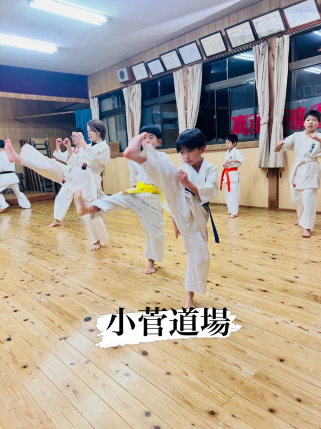 【小菅道場】
諫早から出稽古に来てくれました(^^)

お問い合わせも多く見学や体験も随時募集しています。
☆☆☆☆☆☆☆☆☆☆☆☆☆
【長崎地区】
小菅道場　　　　(火)(土)18:40〜20:40
油木道場　　　　(水)  19:15〜21:00
横尾道場　　　　(金)  19:30〜21:30
矢上道場　　　　(金)  19:20〜21:00

【県北地区】
もみじが丘道場　(月)  19:15〜21:00
佐々道場　　　　(月)(木) 19:15〜21:00
名切道場　　　　(水)  19:15〜21:00
三川内道場　　　(木)  19:15〜21:00
相浦道場 ............(金)  19:00〜21:00

【県央地区】
諫早道場　　　　(月)(木)18:40〜20:40
喜々津道場　　　(水)18:30〜21:00
大村道場　　　　(水)19:00〜20:30

【島原地区】
島原道場　　　　(月)19:00〜21:00
深江道場 ............(火)(金)20:00〜21:30

見学や体験お待ちしております。
 #長崎 #新極真会 #空手#長崎空手#佐世保