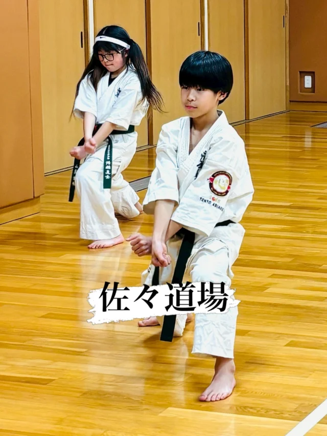 【佐々道場】
みんな真剣に稽古(^^)

お問い合わせも多く見学や体験も随時募集しています。
☆☆☆☆☆☆☆☆☆☆☆☆☆
【長崎地区】
小菅道場　　　　(火)(土)18:40〜20:40
油木道場　　　　(水)  19:15〜21:00
横尾道場　　　　(金)  19:30〜21:30
矢上道場　　　　(金)  19:20〜21:00

【県北地区】
もみじが丘道場　(月)  19:15〜21:00
佐々道場　　　　(月)(木) 19:15〜21:00
名切道場　　　　(水)  19:15〜21:00
三川内道場　　　(木)  19:15〜21:00
相浦道場 ............(金)  19:00〜21:00

【県央地区】
諫早道場　　　　(月)(木)18:40〜20:40
喜々津道場　　　(水)18:30〜21:00
大村道場　　　　(水)19:00〜20:30

【島原地区】
島原道場　　　　(月)19:00〜21:00
深江道場 ............(火)(金)20:00〜21:30

見学や体験お待ちしております。
 #長崎 #新極真会 #空手#長崎空手#佐世保