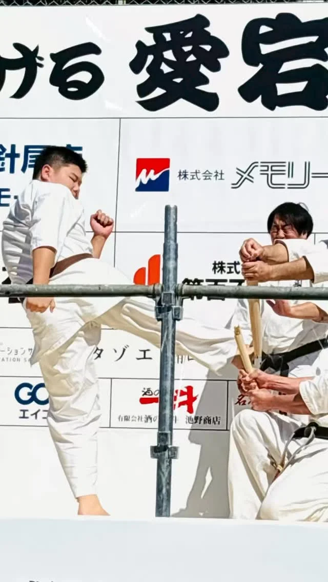 【衝撃！バット折り🔥】

愛宕祭りの演武
静寂の中で高まる緊張感。

そして最後――
木製バットに渾身の一撃。

一瞬の閃光、
乾いた破裂音とともにバットは真っ二つ。

会場がどよめき、拍手が巻き起こる。
鍛え抜かれた技と覚悟が生んだ、
一撃必殺の瞬間。

お問い合わせも多く見学や体験も随時募集しています。
☆☆☆☆☆☆☆☆☆☆☆☆☆
【長崎地区】
小菅道場　　　　(火)(土)18:40〜20:40
油木道場　　　　(水)  19:15〜21:00
横尾道場　　　　(金)  19:30〜21:30
矢上道場　　　　(金)  19:20〜21:00

【県北地区】
もみじが丘道場　(月)  19:15〜21:00
佐々道場　　　　(月)(木) 19:15〜21:00
名切道場　　　　(水)  19:15〜21:00
三川内道場　　　(木)  19:15〜21:00
相浦道場 ............(金)  19:00〜21:00

【県央地区】
諫早道場　　　　(月)(木)18:40〜20:40
喜々津道場　　　(水)18:30〜21:00
大村道場　　　　(水)19:00〜20:30

【島原地区】
島原道場　　　　(月)19:00〜21:00
深江道場 ............(火)(金)20:00〜21:30

見学や体験お待ちしております。
 #長崎 #新極真会 #空手#長崎空手#佐世保