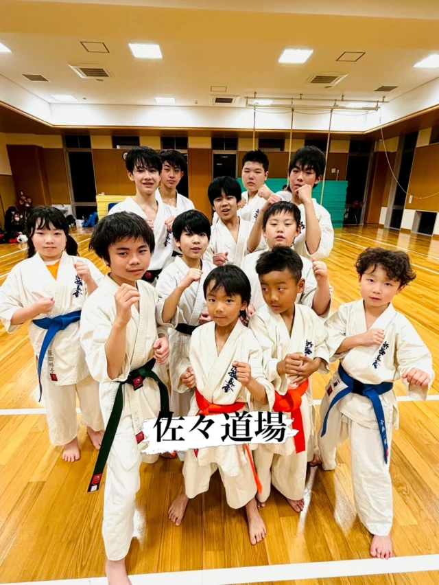 【佐々道場】
次の目標に向かって、みんな真剣に稽古(^^)

お問い合わせも多く見学や体験も随時募集しています。
☆☆☆☆☆☆☆☆☆☆☆☆☆
【長崎地区】
小菅道場　　　　(火)(土)18:40〜20:40
油木道場　　　　(水)  19:15〜21:00
横尾道場　　　　(金)  19:30〜21:30
矢上道場　　　　(金)  19:20〜21:00

【県北地区】
もみじが丘道場　(月)  19:15〜21:00
佐々道場　　　　(月)(木) 19:15〜21:00
名切道場　　　　(水)  19:15〜21:00
三川内道場　　　(木)  19:15〜21:00
相浦道場 ............(金)  19:00〜21:00

【県央地区】
諫早道場　　　　(月)(木)18:40〜20:40
喜々津道場　　　(水)18:30〜21:00
大村道場　　　　(水)19:00〜20:30

【島原地区】
島原道場　　　　(月)19:00〜21:00
深江道場 ............(火)(金)20:00〜21:30

見学や体験お待ちしております。
 #長崎 #新極真会 #空手#長崎空手#佐世保