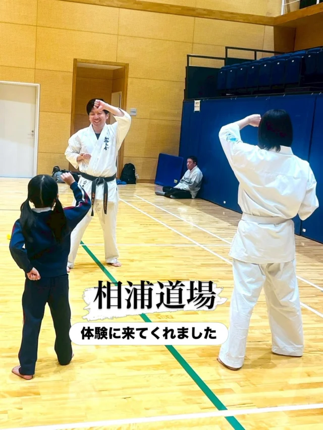 【相浦道場】
本日は体験に女の子が来てくれました(^^)
6年ぶりに復帰した方もいて凄く充実した稽古となりました😊

お問い合わせも多く見学や体験も随時募集しています。
☆☆☆☆☆☆☆☆☆☆☆☆☆
【長崎地区】
小菅道場　　　　(火)(土)18:40〜20:40
油木道場　　　　(水)  19:15〜21:00
横尾道場　　　　(金)  19:30〜21:30
矢上道場　　　　(金)  19:20〜21:00

【県北地区】
もみじが丘道場　(月)  19:15〜21:00
佐々道場　　　　(月)(木) 19:15〜21:00
名切道場　　　　(水)  19:15〜21:00
三川内道場　　　(木)  19:15〜21:00
相浦道場 ............(金)  19:00〜21:00

【県央地区】
諫早道場　　　　(月)(木)18:40〜20:40
喜々津道場　　　(水)18:30〜21:00
大村道場　　　　(水)19:00〜20:30

【島原地区】
島原道場　　　　(月)19:00〜21:00
深江道場 ............(火)(金)20:00〜21:30

見学や体験お待ちしております。
 #長崎 #新極真会 #空手#長崎空手#佐世保