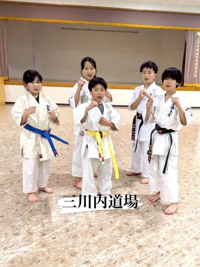 【三川内・佐々道場】
みんなで一生懸命稽古(^^)
ただいま入会キャンペーン中！！

お問い合わせも多く見学や体験も随時募集しています。
☆☆☆☆☆☆☆☆☆☆☆☆☆
【長崎地区】
小菅道場　　　　(火)(土)18:40〜20:40
油木道場　　　　(水)  19:15〜21:00
横尾道場　　　　(金)  19:30〜21:30
矢上道場　　　　(金)  19:20〜21:00

【県北地区】
もみじが丘道場　(月)  19:15〜21:00
佐々道場　　　　(月)(木) 19:15〜21:00
名切道場　　　　(水)  19:15〜21:00
三川内道場　　　(木)  19:15〜21:00
相浦道場 ............(金)  19:00〜21:00

【県央地区】
諫早道場　　　　(月)(木)18:40〜20:40
喜々津道場　　　(水)18:30〜21:00
大村道場　　　　(水)19:00〜20:30

【島原地区】
島原道場　　　　(月)19:00〜21:00
深江道場 ............(火)(金)20:00〜21:30

見学や体験お待ちしております。
 #長崎 #新極真会 #空手#長崎空手#佐世保