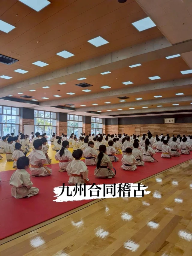 【九州合同稽古】
本日は毎月恒例！九州合同稽古へ(^^)
丁寧な指導と九州の仲間との組手。
すごく勉強になりました。
ただいま入会キャンペーン中！！
残り4名です😊
お問い合わせも多く見学や体験も随時募集しています。
☆☆☆☆☆☆☆☆☆☆☆☆☆
【長崎地区】
小菅道場　　　　(火)(土)18:40〜20:40
油木道場　　　　(水)  19:15〜21:00
横尾道場　　　　(金)  19:30〜21:30
矢上道場　　　　(金)  19:20〜21:00

【県北地区】
もみじが丘道場　(月)  19:15〜21:00
佐々道場　　　　(月)(木) 19:15〜21:00
名切道場　　　　(水)  19:15〜21:00
三川内道場　　　(木)  19:15〜21:00
相浦道場 ............(金)  19:00〜21:00

【県央地区】
諫早道場　　　　(月)(木)18:40〜20:40
喜々津道場　　　(水)18:30〜21:00
大村道場　　　　(水)19:00〜20:30

【島原地区】
島原道場　　　　(月)19:00〜21:00
深江道場 ............(火)(金)20:00〜21:30

見学や体験お待ちしております。
 #長崎 #新極真会 #空手#長崎空手#佐世保