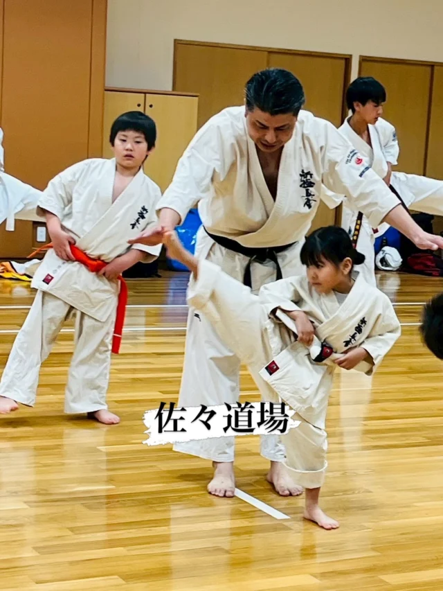 【佐々道場】
白帯も先輩の姿を見て一生懸命稽古(^^)

ただいま入会キャンペーン中！！
残り4名です😊
お問い合わせも多く見学や体験も随時募集しています。
☆☆☆☆☆☆☆☆☆☆☆☆☆
【長崎地区】
小菅道場　　　　(火)(土)18:40〜20:40
油木道場　　　　(水)  19:15〜21:00
横尾道場　　　　(金)  19:30〜21:30
矢上道場　　　　(金)  19:20〜21:00

【県北地区】
もみじが丘道場　(月)  19:15〜21:00
佐々道場　　　　(月)(木) 19:15〜21:00
名切道場　　　　(水)  19:15〜21:00
三川内道場　　　(木)  19:15〜21:00
相浦道場 ............(金)  19:00〜21:00

【県央地区】
諫早道場　　　　(月)(木)18:40〜20:40
喜々津道場　　　(水)18:30〜21:00
大村道場　　　　(水)19:00〜20:30

【島原地区】
島原道場　　　　(月)19:00〜21:00
深江道場 ............(火)(金)20:00〜21:30

見学や体験お待ちしております。
 #長崎 #新極真会 #空手#長崎空手#佐世保