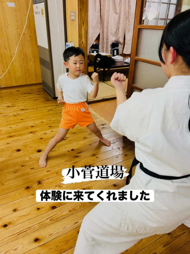 【小菅道場】
体験と出稽古に来てくれました(^^)

ただいま入会キャンペーン中！！
残り4名です😊
お問い合わせも多く見学や体験も随時募集しています。
☆☆☆☆☆☆☆☆☆☆☆☆☆
【長崎地区】
小菅道場　　　　(火)(土)18:40〜20:40
油木道場　　　　(水)  19:15〜21:00
横尾道場　　　　(金)  19:30〜21:30
矢上道場　　　　(金)  19:20〜21:00

【県北地区】
もみじが丘道場　(月)  19:15〜21:00
佐々道場　　　　(月)(木) 19:15〜21:00
名切道場　　　　(水)  19:15〜21:00
三川内道場　　　(木)  19:15〜21:00
相浦道場 ............(金)  19:00〜21:00

【県央地区】
諫早道場　　　　(月)(木)18:40〜20:40
喜々津道場　　　(水)18:30〜21:00
大村道場　　　　(水)19:00〜20:30

【島原地区】
島原道場　　　　(月)19:00〜21:00
深江道場 ............(火)(金)20:00〜21:30

見学や体験お待ちしております。
 #長崎 #新極真会 #空手#長崎空手#佐世保