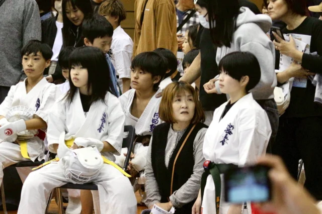 みんなの応援が力に変わる(^^)

ただいま入会キャンペーン中！！
残り2名です😊
お問い合わせも多く見学や体験も随時募集しています。
☆☆☆☆☆☆☆☆☆☆☆☆☆
【長崎地区】
小菅道場　　　　(火)(土)18:40〜20:40
油木道場　　　　(水)  19:15〜21:00
横尾道場　　　　(金)  19:30〜21:30
矢上道場　　　　(金)  19:20〜21:00

【県北地区】
若竹台道場　　　(月)  19:15〜21:00
佐々道場　　　　(月)(木) 19:15〜21:00
名切道場　　　　(水)  19:15〜21:00
三川内道場　　　(木)  19:15〜21:00
相浦道場 ............(金)  19:00〜21:00

【県央地区】
諫早道場　　　　(月)(木)18:40〜20:40
喜々津道場　　　(水)18:30〜21:00
大村道場　　　　(水)19:00〜20:30

【島原地区】
島原道場　　　　(月)19:00〜21:00
深江道場 ............(火)(金)20:00〜21:30

見学や体験お待ちしております。
 #長崎 #新極真会 #空手#長崎空手#佐世保