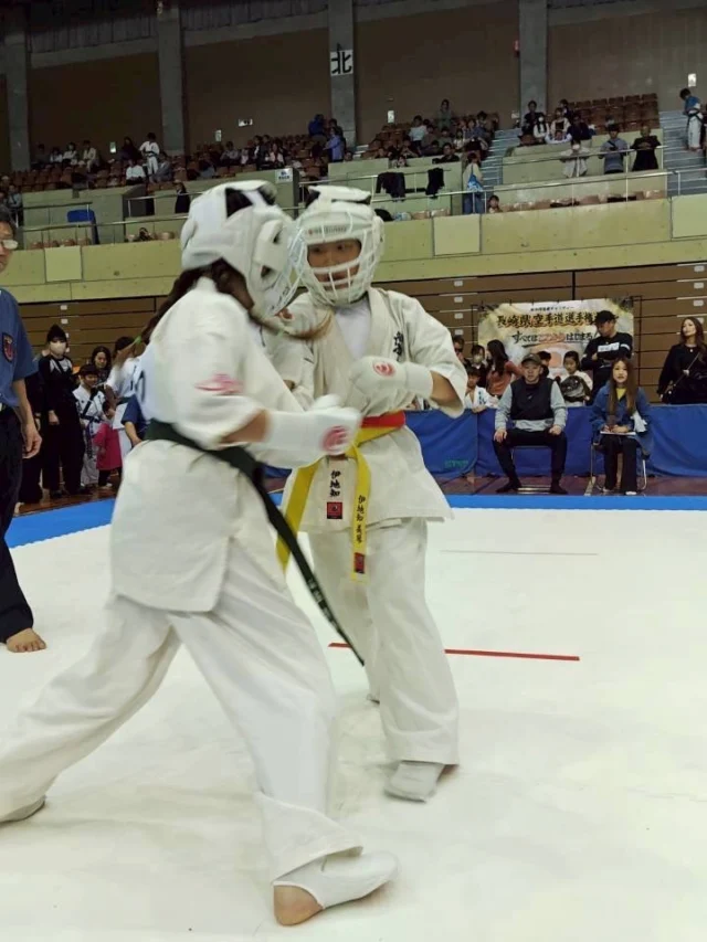 それぞれの戦い(^^)

ただいま入会キャンペーン中！！
残り2名です😊
お問い合わせも多く見学や体験も随時募集しています。
☆☆☆☆☆☆☆☆☆☆☆☆☆
【長崎地区】
小菅道場　　　　(火)(土)18:40〜20:40
油木道場　　　　(水)  19:15〜21:00
横尾道場　　　　(金)  19:30〜21:30
矢上道場　　　　(金)  19:20〜21:00

【県北地区】
若竹台道場　　　(月)  19:15〜21:00
佐々道場　　　　(月)(木) 19:15〜21:00
名切道場　　　　(水)  19:15〜21:00
三川内道場　　　(木)  19:15〜21:00
相浦道場 ............(金)  19:00〜21:00

【県央地区】
諫早道場　　　　(月)(木)18:40〜20:40
喜々津道場　　　(水)18:30〜21:00
大村道場　　　　(水)19:00〜20:30

【島原地区】
島原道場　　　　(月)19:00〜21:00
深江道場 ............(火)(金)20:00〜21:30

見学や体験お待ちしております。
 #長崎 #新極真会 #空手#長崎空手#佐世保