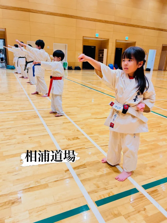 【相浦道場】
男性が体験に来てくれました(^^)

キャンペーン大好評につき若干名追加いたします
ただいま入会キャンペーン中！！
お問い合わせも多く見学や体験も随時募集しています。
☆☆☆☆☆☆☆☆☆☆☆☆☆
【長崎地区】
小菅道場　　　　(火)(土)18:40〜20:40
油木道場　　　　(水)  19:15〜21:00
横尾道場　　　　(金)  19:30〜21:30
矢上道場　　　　(金)  19:20〜21:00

【県北地区】
若竹台道場　　　(月)  19:15〜21:00
佐々道場　　　　(月)(木) 19:15〜21:00
名切道場　　　　(水)  19:15〜21:00
三川内道場　　　(木)  19:15〜21:00
相浦道場 ............(金)  19:00〜21:00

【県央地区】
諫早道場　　　　(月)(木)18:40〜20:40
喜々津道場　　　(水)18:30〜21:00
大村道場　　　　(水)19:00〜20:30

【島原地区】
島原道場　　　　(月)19:00〜21:00
深江道場 ............(火)(金)20:00〜21:30

見学や体験お待ちしております。
 #長崎 #新極真会 #空手#長崎空手#佐世保