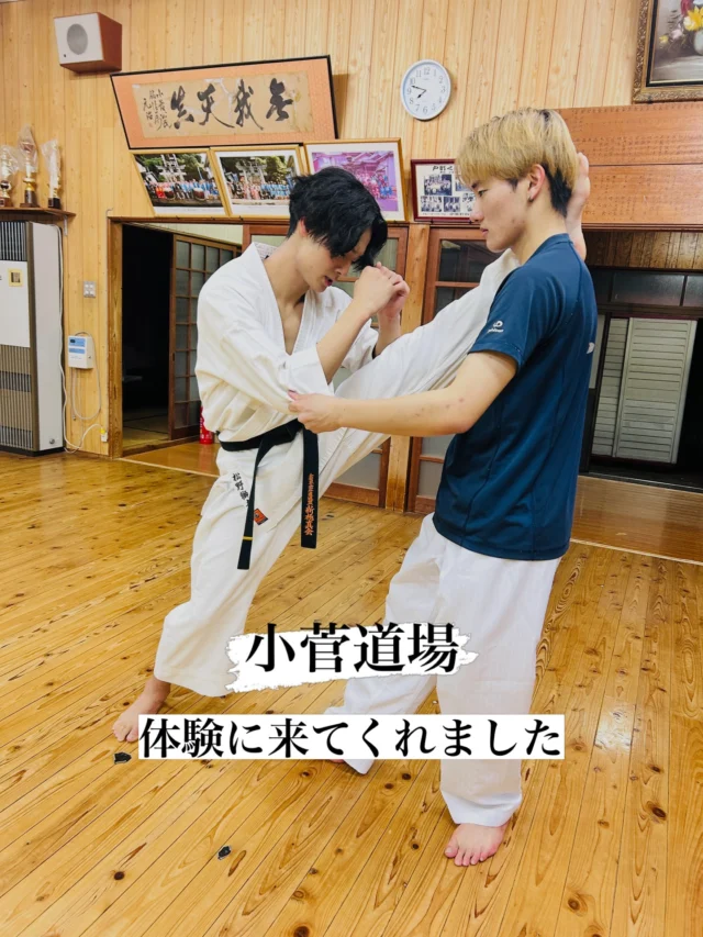 【小菅道場】
大学生が体験に来てくれました(^^)

キャンペーン大好評につき若干名追加いたします
ただいま入会キャンペーン中！！
お問い合わせも多く見学や体験も随時募集しています。
☆☆☆☆☆☆☆☆☆☆☆☆☆
【長崎地区】
小菅道場　　　　(火)(土)18:40〜20:40
油木道場　　　　(水)  19:15〜21:00
横尾道場　　　　(金)  19:30〜21:30
矢上道場　　　　(金)  19:20〜21:00

【県北地区】
若竹台道場　　　(月)  19:15〜21:00
佐々道場　　　　(月)(木) 19:15〜21:00
名切道場　　　　(水)  19:15〜21:00
三川内道場　　　(木)  19:15〜21:00
相浦道場 ............(金)  19:00〜21:00

【県央地区】
諫早道場　　　　(月)(木)18:40〜20:40
喜々津道場　　　(水)18:30〜21:00
大村道場　　　　(水)19:00〜20:30

【島原地区】
島原道場　　　　(月)19:00〜21:00
深江道場 ............(火)(金)20:00〜21:30

見学や体験お待ちしております。
 #長崎 #新極真会 #空手#長崎空手#佐世保