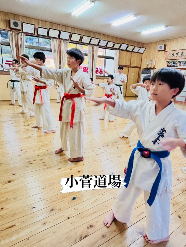 【小菅道場】
先輩が久しぶりに顔を出してくれました(^^)
みんな一生懸命稽古！

お問い合わせも多く見学や体験も随時募集しています。
☆☆☆☆☆☆☆☆☆☆☆☆☆
【長崎地区】
小菅道場　　　　(火)(土)18:40〜20:40
油木道場　　　　(水)  19:15〜21:00
横尾道場　　　　(金)  19:30〜21:30
矢上道場　　　　(金)  19:20〜21:00

【県北地区】
若竹台道場　　　(月)  19:15〜21:00
佐々道場　　　　(月)(木) 19:15〜21:00
名切道場　　　　(水)  19:15〜21:00
三川内道場　　　(木)  19:15〜21:00
相浦道場 ............(金)  19:00〜21:00

【県央地区】
諫早道場　　　　(月)(木)18:40〜20:40
喜々津道場　　　(水)18:30〜21:00
大村道場　　　　(水)19:00〜20:30

【島原地区】
島原道場　　　　(月)19:00〜21:00
深江道場 ............(火)(金)20:00〜21:30

見学や体験お待ちしております。
 #長崎 #新極真会 #空手#長崎空手#佐世保