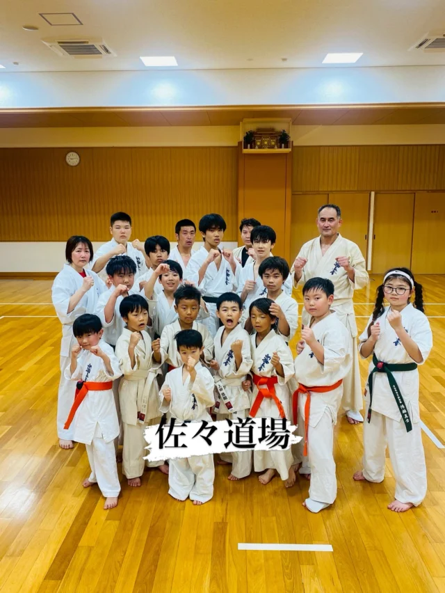【佐々道場】
みんな真剣に稽古！

お問い合わせも多く見学や体験も随時募集しています。
☆☆☆☆☆☆☆☆☆☆☆☆☆
【長崎地区】
小菅道場　　　　(火)(土)18:40〜20:40
油木道場　　　　(水)  19:15〜21:00
横尾道場　　　　(金)  19:30〜21:30
矢上道場　　　　(金)  19:20〜21:00

【県北地区】
若竹台道場　　　(月)  19:15〜21:00
佐々道場　　　　(月)(木) 19:15〜21:00
名切道場　　　　(水)  19:15〜21:00
三川内道場　　　(木)  19:15〜21:00
相浦道場 ............(金)  19:00〜21:00

【県央地区】
諫早道場　　　　(月)(木)18:40〜20:40
喜々津道場　　　(水)18:30〜21:00
大村道場　　　　(水)19:00〜20:30

【島原地区】
島原道場　　　　(月)19:00〜21:00
深江道場 ............(火)(金)20:00〜21:30

見学や体験お待ちしております。
 #長崎 #新極真会 #空手#長崎空手#佐世保