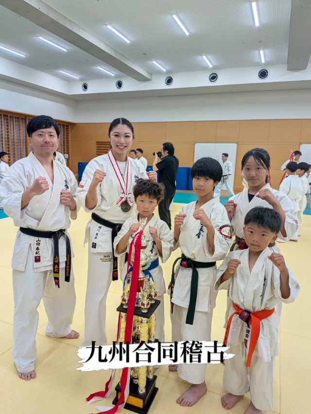 本日は月に一度の九州合同稽古に参加してきました。
JFKOの結果報告や記念撮影を行い、次なる目標であるドリームフェスティバルに向けて熱のこもった稽古となりました。
大会直後ということもあり、怪我や疲労が残る選手もいましたが、自分の練習だけでなく、仲間のためにミットを持ち、応援し、アドバイスを送る姿がたくさん見られました。

強くなることはもちろん大切ですが、このように仲間を支え合える気持ちこそ本当に素晴らしいことだと思います。
長崎支部の選手たちの成長が楽しみです。

#新極真会 #長崎支部 #空手道 #ドリームフェスティバル2026