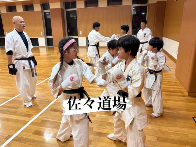 【佐々道場】
みんな真剣に稽古。

お問い合わせも多く見学や体験も随時募集しています。
☆☆☆☆☆☆☆☆☆☆☆☆☆
【長崎地区】
小菅道場　　　　(火)(土)18:40〜20:40
油木道場　　　　(水)  19:15〜21:00
横尾道場　　　　(金)  19:30〜21:30
矢上道場　　　　(金)  19:20〜21:00

【県北地区】
若竹台道場　　　(月)  19:15〜21:00
佐々道場　　　　(月)(木) 19:15〜21:00
名切道場　　　　(水)  19:15〜21:00
三川内道場　　　(木)  19:15〜21:00
相浦道場 ............(金)  19:00〜21:00

【県央地区】
諫早道場　　　　(月)(木)18:40〜20:40
喜々津道場　　　(水)18:30〜21:00
大村道場　　　　(水)19:00〜20:30

【島原地区】
島原道場　　　　(月)19:00〜21:00
深江道場 ............(火)(金)20:00〜21:30

見学や体験お待ちしております。
 #長崎 #新極真会 #空手#長崎空手#佐世保