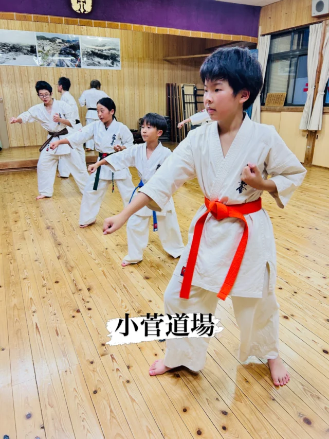 【小菅道場】
諫早から出稽古！みんな真剣に稽古。

お問い合わせも多く見学や体験も随時募集しています。
☆☆☆☆☆☆☆☆☆☆☆☆☆
【長崎地区】
小菅道場　　　　(火)(土)18:40〜20:40
油木道場　　　　(水)  19:15〜21:00
横尾道場　　　　(金)  19:30〜21:30
矢上道場　　　　(金)  19:20〜21:00

【県北地区】
若竹台道場　　　(月)  19:15〜21:00
佐々道場　　　　(月)(木) 19:15〜21:00
名切道場　　　　(水)  19:15〜21:00
三川内道場　　　(木)  19:15〜21:00
相浦道場 ............(金)  19:00〜21:00

【県央地区】
諫早道場　　　　(月)(木)18:40〜20:40
喜々津道場　　　(水)18:30〜21:00
大村道場　　　　(水)19:00〜20:30

【島原地区】
島原道場　　　　(月)19:00〜21:00
深江道場 ............(火)(金)20:00〜21:30

見学や体験お待ちしております。
 #長崎 #新極真会 #空手#長崎空手#佐世保