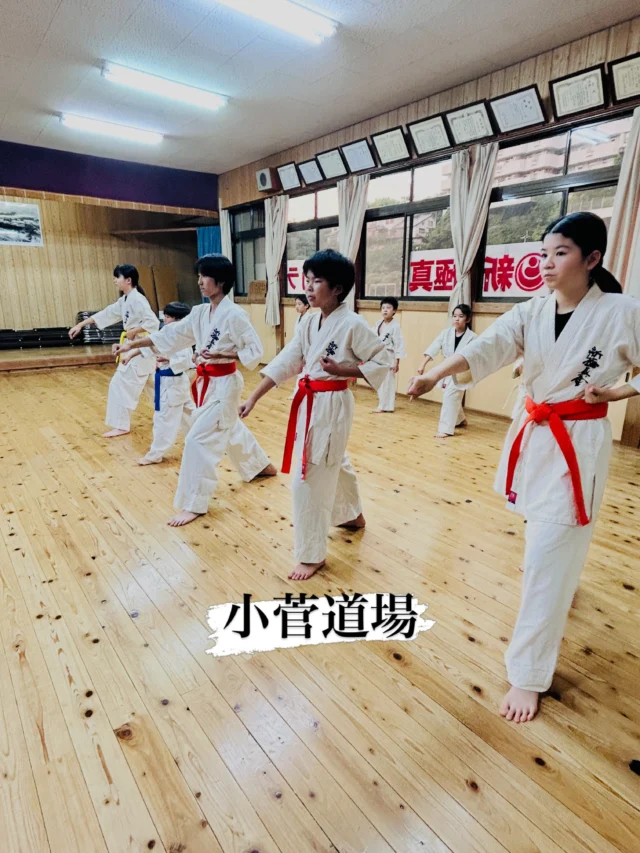 【小菅道場】
みんな楽しく稽古(^^)

お問い合わせも多く見学や体験も随時募集しています。
☆☆☆☆☆☆☆☆☆☆☆☆☆
【長崎地区】
小菅道場　　　　(火)(土)18:40〜20:40
油木道場　　　　(水)  19:15〜21:00
横尾道場　　　　(金)  19:30〜21:30
矢上道場　　　　(金)  19:20〜21:00

【県北地区】
若竹台道場　　　(月)  19:15〜21:00
佐々道場　　　　(月)(木) 19:15〜21:00
名切道場　　　　(水)  19:15〜21:00
三川内道場　　　(木)  19:15〜21:00
相浦道場 ............(金)  19:00〜21:00

【県央地区】
諫早道場　　　　(月)(木)18:40〜20:40
喜々津道場　　　(水)18:30〜21:00
大村道場　　　　(水)19:00〜20:30

【島原地区】
島原道場　　　　(月)19:00〜21:00
深江道場 ............(火)(金)20:00〜21:30

見学や体験お待ちしております。
 #長崎 #新極真会 #空手#長崎空手#佐世保