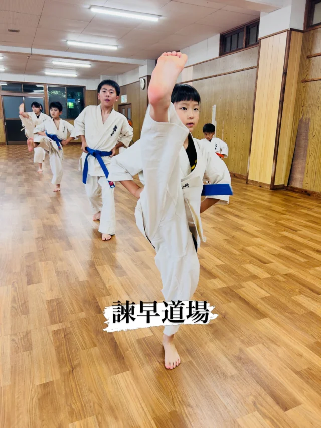 【諫早道場】
大村から出稽古に来てくれました(^^)

お問い合わせも多く見学や体験も随時募集しています。
☆☆☆☆☆☆☆☆☆☆☆☆☆
【長崎地区】
小菅道場　　　　(火)(土)18:40〜20:40
油木道場　　　　(水)  19:15〜21:00
横尾道場　　　　(金)  19:30〜21:30
矢上道場　　　　(金)  19:20〜21:00

【県北地区】
若竹台道場　　　(月)  19:15〜21:00
佐々道場　　　　(月)(木) 19:15〜21:00
名切道場　　　　(水)  19:15〜21:00
三川内道場　　　(木)  19:15〜21:00
相浦道場 ............(金)  19:00〜21:00

【県央地区】
諫早道場　　　　(月)(木)18:40〜20:40
喜々津道場　　　(水)18:30〜21:00
大村道場　　　　(水)19:00〜20:30

【島原地区】
島原道場　　　　(月)19:00〜21:00
深江道場 ............(火)(金)20:00〜21:30

見学や体験お待ちしております。
 #長崎 #新極真会 #空手#長崎空手#佐世保