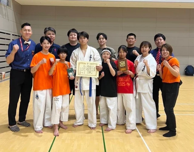 🏆大分県大会🏆

長崎支部の仲間が集まり、選手たちに熱い声援を送ってくださいました✨

遠方から応援に駆けつけていただいた皆様、本当にありがとうございました。

特に塚本師範、中道先生には温かいご指導とサポートをいただき感謝しております。

勝った選手も、悔しい思いをした選手も、この経験が次の成長につながります。

仲間や先生方の支えがあるからこそ、選手たちは挑戦し続けることができます。

長崎支部一丸となって、これからも前進していきます！

#新極真会
#長崎支部
#大分県大会
#空手で成長