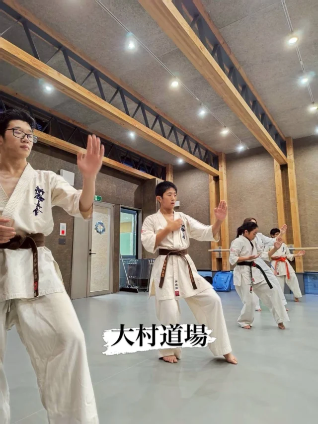 【大村道場】
みんな真剣に稽古！少人数でしっかり指導しております(^^)

お問い合わせも多く見学や体験も随時募集しています。
☆☆☆☆☆☆☆☆☆☆☆☆☆
【長崎地区】
小菅道場　　　　(火)(土)18:40〜20:40
油木道場　　　　(水)  19:15〜21:00
横尾道場　　　　(金)  19:30〜21:30
矢上道場　　　　(金)  19:20〜21:00

【県北地区】
若竹台道場　　　(月)  19:15〜21:00
佐々道場　　　　(月)(木) 19:15〜21:00
名切道場　　　　(水)  19:15〜21:00
三川内道場　　　(木)  19:15〜21:00
相浦道場 ............(金)  19:00〜21:00

【県央地区】
諫早道場　　　　(月)(木)18:40〜20:40
喜々津道場　　　(水)18:30〜21:00
大村道場　　　　(水)19:00〜20:30

【島原地区】
島原道場　　　　(月)19:00〜21:00
深江道場 ............(火)(金)20:00〜21:30

見学や体験お待ちしております。
 #長崎 #新極真会 #空手#長崎空手#佐世保