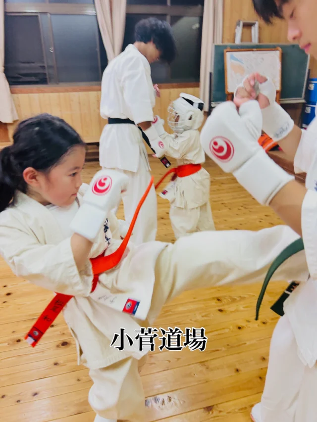 【小菅道場】
みんな真剣に稽古！

お問い合わせも多く見学や体験も随時募集しています。
☆☆☆☆☆☆☆☆☆☆☆☆☆
【長崎地区】
小菅道場　　　　(火)(土)18:40〜20:40
油木道場　　　　(水)  19:15〜21:00
横尾道場　　　　(金)  19:30〜21:30
矢上道場　　　　(金)  19:20〜21:00

【県北地区】
若竹台道場　　　(月)  19:15〜21:00
佐々道場　　　　(月)(木) 19:15〜21:00
名切道場　　　　(水)  19:15〜21:00
三川内道場　　　(木)  19:15〜21:00
相浦道場 ............(金)  19:00〜21:00

【県央地区】
諫早道場　　　　(月)(木)18:40〜20:40
喜々津道場　　　(水)18:30〜21:00
大村道場　　　　(水)19:00〜20:30

【島原地区】
島原道場　　　　(月)19:00〜21:00
深江道場 ............(火)(金)20:00〜21:30

見学や体験お待ちしております。
 #長崎 #新極真会 #空手#長崎空手#佐世保