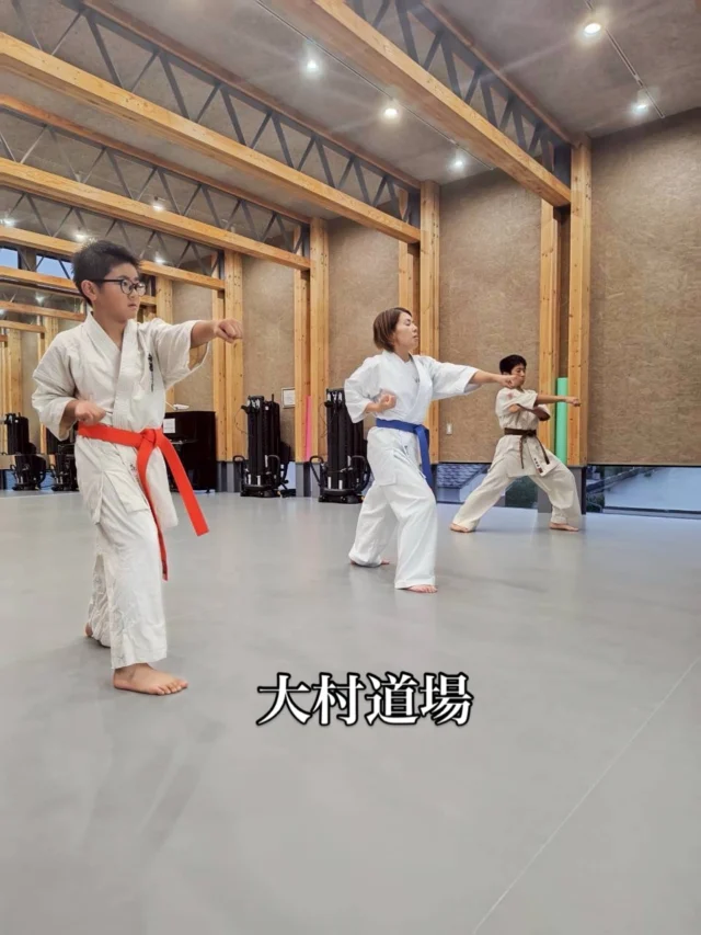 【大村・名切道場】
暑さに負けず仲間と稽古！

お問い合わせも多く見学や体験も随時募集しています。
☆☆☆☆☆☆☆☆☆☆☆☆☆
【長崎地区】
小菅道場　　　　(火)(土)18:40〜20:40
油木道場　　　　(水)  19:15〜21:00
横尾道場　　　　(金)  19:30〜21:30
矢上道場　　　　(金)  19:20〜21:00

【県北地区】
若竹台道場　　　(月)  19:15〜21:00
佐々道場　　　　(月)(木) 19:15〜21:00
名切道場　　　　(水)  19:15〜21:00
三川内道場　　　(木)  19:15〜21:00
相浦道場 ............(金)  19:00〜21:00

【県央地区】
諫早道場　　　　(月)(木)18:40〜20:40
喜々津道場　　　(水)18:30〜21:00
大村道場　　　　(水)19:00〜20:30

【島原地区】
島原道場　　　　(月)19:00〜21:00
深江道場 ............(火)(金)20:00〜21:30

見学や体験お待ちしております。
 #長崎 #新極真会 #空手#長崎空手#佐世保