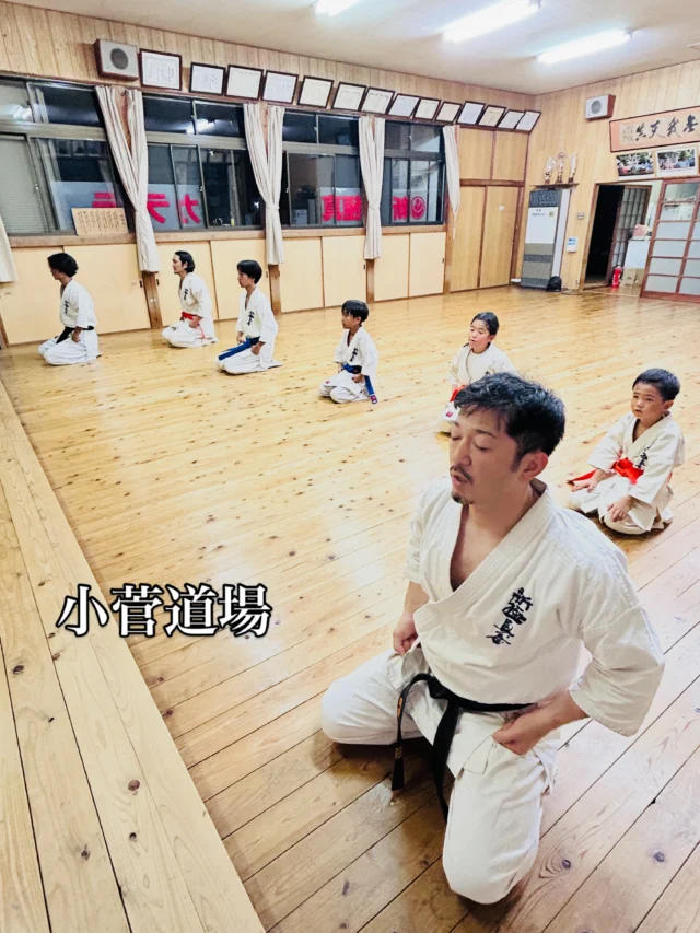 【小菅道場】
それぞれ一生懸命稽古(^^)

お問い合わせも多く見学や体験も随時募集しています。
☆☆☆☆☆☆☆☆☆☆☆☆☆
【長崎地区】
小菅道場　　　　(火)(土)18:40〜20:40
油木道場　　　　(水)  19:15〜21:00
横尾道場　　　　(金)  19:30〜21:30
矢上道場　　　　(金)  19:20〜21:00

【県北地区】
若竹台道場　　　(月)  19:15〜21:00
佐々道場　　　　(月)(木) 19:15〜21:00
名切道場　　　　(水)  19:15〜21:00
三川内道場　　　(木)  19:15〜21:00
相浦道場 ............(金)  19:00〜21:00

【県央地区】
諫早道場　　　　(月)(木)18:40〜20:40
喜々津道場　　　(水)18:30〜21:00
大村道場　　　　(水)19:00〜20:30

【島原地区】
島原道場　　　　(月)19:00〜21:00
深江道場 ............(火)(金)20:00〜21:30

見学や体験お待ちしております。
 #長崎 #新極真会 #空手#長崎空手#佐世保