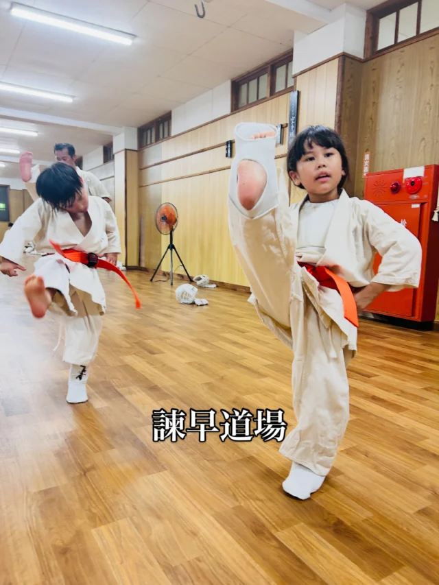 【諫早道場】
それぞれ一生懸命稽古(^^)

お問い合わせも多く見学や体験も随時募集しています。
☆☆☆☆☆☆☆☆☆☆☆☆☆
【長崎地区】
小菅道場　　　　(火)(土)18:40〜20:40
油木道場　　　　(水)  19:15〜21:00
横尾道場　　　　(金)  19:30〜21:30
矢上道場　　　　(金)  19:20〜21:00

【県北地区】
若竹台道場　　　(月)  19:15〜21:00
佐々道場　　　　(月)(木) 19:15〜21:00
名切道場　　　　(水)  19:15〜21:00
三川内道場　　　(木)  19:15〜21:00
相浦道場 ............(金)  19:00〜21:00

【県央地区】
諫早道場　　　　(月)(木)18:40〜20:40
喜々津道場　　　(水)18:30〜21:00
大村道場　　　　(水)19:00〜20:30

【島原地区】
島原道場　　　　(月)19:00〜21:00
深江道場 ............(火)(金)20:00〜21:30

見学や体験お待ちしております。
 #長崎 #新極真会 #空手#長崎空手#佐世保