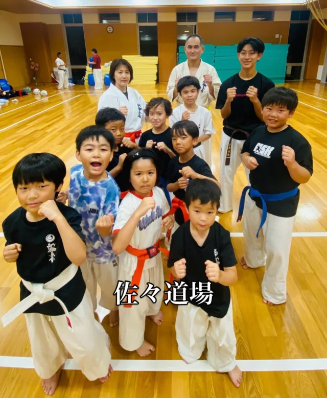 【佐々道場】
それぞれ一生懸命稽古(^^)

お問い合わせも多く見学や体験も随時募集しています。
☆☆☆☆☆☆☆☆☆☆☆☆☆
【長崎地区】
小菅道場　　　　(火)(土)18:40〜20:40
油木道場　　　　(水)  19:15〜21:00
横尾道場　　　　(金)  19:30〜21:30
矢上道場　　　　(金)  19:20〜21:00

【県北地区】
若竹台道場　　　(月)  19:15〜21:00
佐々道場　　　　(月)(木) 19:15〜21:00
名切道場　　　　(水)  19:15〜21:00
三川内道場　　　(木)  19:15〜21:00
相浦道場 ............(金)  19:00〜21:00

【県央地区】
諫早道場　　　　(月)(木)18:40〜20:40
喜々津道場　　　(水)18:30〜21:00
大村道場　　　　(水)19:00〜20:30

【島原地区】
島原道場　　　　(月)19:00〜21:00
深江道場 ............(火)(金)20:00〜21:30

見学や体験お待ちしております。
 #長崎 #新極真会 #空手#長崎空手#佐世保