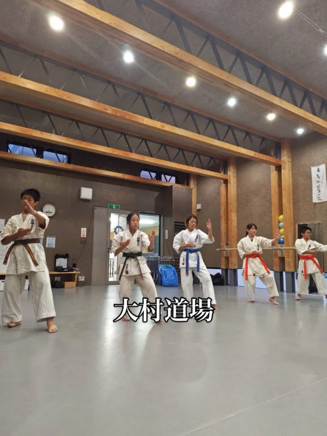 【大村道場】
諫早から出稽古(^^)
本日は見学もありました

お問い合わせも多く見学や体験も随時募集しています。
☆☆☆☆☆☆☆☆☆☆☆☆☆
【長崎地区】
小菅道場　　　　(火)(土)18:40〜20:40
油木道場　　　　(水)  19:15〜21:00
横尾道場　　　　(金)  19:30〜21:30
矢上道場　　　　(金)  19:20〜21:00

【県北地区】
若竹台道場　　　(月)  19:15〜21:00
佐々道場　　　　(月)(木) 19:15〜21:00
名切道場　　　　(水)  19:15〜21:00
三川内道場　　　(木)  19:15〜21:00
相浦道場 ............(金)  19:00〜21:00

【県央地区】
諫早道場　　　　(月)(木)18:40〜20:40
喜々津道場　　　(水)18:30〜21:00
大村道場　　　　(水)19:00〜20:30

【島原地区】
島原道場　　　　(月)19:00〜21:00
深江道場 ............(火)(金)20:00〜21:30

見学や体験お待ちしております。
 #長崎 #新極真会 #空手#長崎空手#佐世保