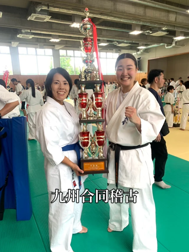 【九州合同稽古】
九州の仲間が集まり切磋琢磨！
KCCのトロフィーを見せてもらいました(^^)

お問い合わせも多く見学や体験も随時募集しています。
☆☆☆☆☆☆☆☆☆☆☆☆☆
【長崎地区】
小菅道場　　　　(火)(土)18:40〜20:40
油木道場　　　　(水)  19:15〜21:00
横尾道場　　　　(金)  19:30〜21:30
矢上道場　　　　(金)  19:20〜21:00

【県北地区】
若竹台道場　　　(月)  19:15〜21:00
佐々道場　　　　(月)(木) 19:15〜21:00
名切道場　　　　(水)  19:15〜21:00
三川内道場　　　(木)  19:15〜21:00
相浦道場 ............(金)  19:00〜21:00

【県央地区】
諫早道場　　　　(月)(木)18:40〜20:40
喜々津道場　　　(水)18:30〜21:00
大村道場　　　　(水)19:00〜20:30

【島原地区】
島原道場　　　　(月)19:00〜21:00
深江道場 ............(火)(金)20:00〜21:30

見学や体験お待ちしております。
 #長崎 #新極真会 #空手#長崎空手#佐世保
