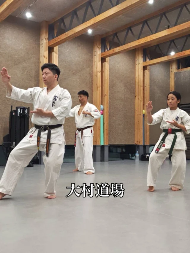 【大村道場】
体験に来てくれました！
暑い中でも楽しく稽古(^^)

お問い合わせも多く見学や体験も随時募集しています。
☆☆☆☆☆☆☆☆☆☆☆☆☆
【長崎地区】
小菅道場　　　　(火)(土)18:40〜20:40
油木道場　　　　(水)  19:15〜21:00
横尾道場　　　　(金)  19:30〜21:30
矢上道場　　　　(金)  19:20〜21:00

【県北地区】
若竹台道場　　　(月)  19:15〜21:00
佐々道場　　　　(月)(木) 19:15〜21:00
名切道場　　　　(水)  19:15〜21:00
三川内道場　　　(木)  19:15〜21:00
相浦道場 ............(金)  19:00〜21:00

【県央地区】
諫早道場　　　　(月)(木)18:40〜20:40
喜々津道場　　　(水)18:30〜21:00
大村道場　　　　(水)19:00〜20:30

【島原地区】
島原道場　　　　(月)19:00〜21:00
深江道場 ............(火)(金)20:00〜21:30

見学や体験お待ちしております。
 #長崎 #新極真会 #空手#長崎空手#佐世保