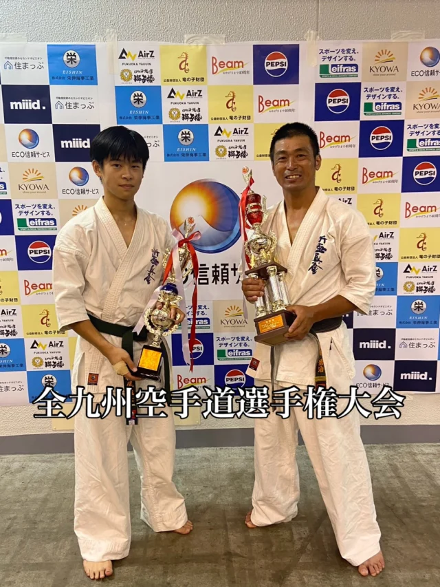 🥋第39回 全九州空手道選手権大会🥋

緑代表をはじめ、大会関係者の皆様、
素晴らしい大会を開催していただき、ありがとうございました！

今大会には1,500名近い選手がエントリー🔥
全国各地から多くの選手が集まる大舞台に、
長崎支部からは12名の選手が挑戦しました！

🏆【大会結果】

🥈壮年2部 重量級
準優勝　大島 浩治

🥉中学3年男子 中量級 ドリーム選抜
第3位　松尾 琉士

入賞した2名、本当におめでとうございます👏✨

そして、結果にかかわらず最後まで全力で戦った長崎支部の選手たち。
大きな舞台で挑戦した経験は、必ず次につながります。

勝って学ぶこと。
負けて気づくこと。
挑戦したからこそ得られるものがあります。

みんな、本当によく頑張りました🔥

また次の目標に向かって、一緒に稽古していきましょう！

応援・サポートしていただいた保護者の皆様、先生方もありがとうございました。

押忍！

#新極真会 #長崎空手 #空手 #全九州空手道選手権大会