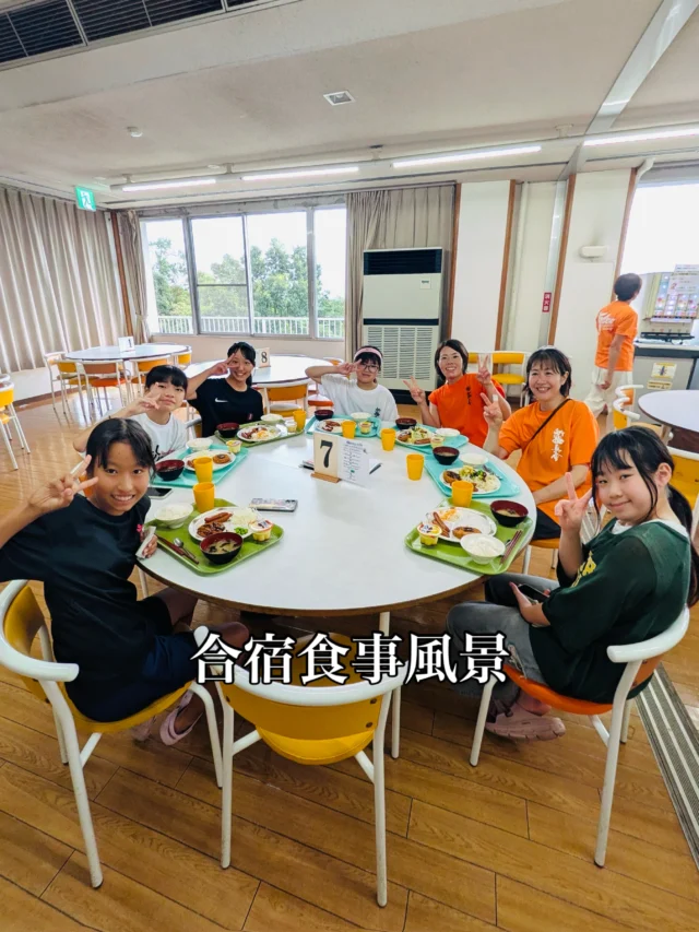 🍚✨ 2026 夏季合宿・食事タイム！ 🥋

たくさん稽古した後は、みんなで楽しくご飯！

普段は違う道場で稽古している仲間たちも、合宿では一緒に食卓を囲みます😊

「きつかった！」「お腹すいた！」なんて話しながら食べるご飯も、合宿ならではの大切な思い出。

空手の技術だけではなく、仲間と過ごし、笑い合い、助け合うことも合宿で学べることの一つです。

しっかり食べて、次の稽古も全力で🔥

こうした経験を通して、道場の垣根を越えた仲間との絆も深まっていきます🥋✨

#新極真会 #長崎空手 #空手キッズ #夏季合宿