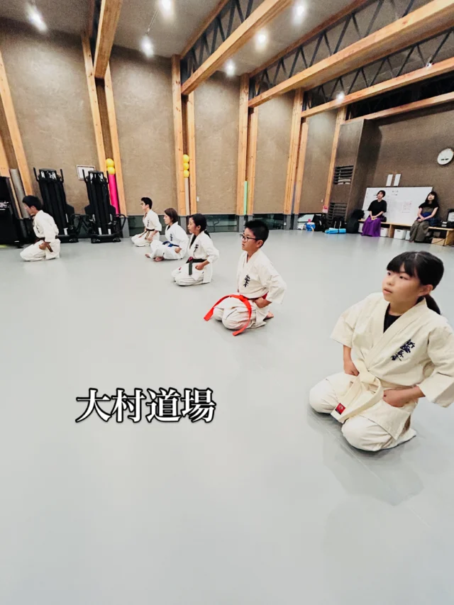 【大村道場】
親子で体験と出稽古に来てくれました！
みんな頑張ってました(^^)

お問い合わせも多く見学や体験も随時募集しています。
☆☆☆☆☆☆☆☆☆☆☆☆☆
【長崎地区】
小菅道場　　　　(火)(土)18:40〜20:40
油木道場　　　　(水)  19:15〜21:00
横尾道場　　　　(金)  19:30〜21:30
矢上道場　　　　(金)  19:20〜21:00

【県北地区】
若竹台道場　　　(月)  19:15〜21:00
佐々道場　　　　(月)(木) 19:15〜21:00
名切道場　　　　(水)  19:15〜21:00
三川内道場　　　(木)  19:15〜21:00
相浦道場 ............(金)  19:00〜21:00

【県央地区】
諫早道場　　　　(月)(木)18:40〜20:40
喜々津道場　　　(水)18:30〜21:00
大村道場　　　　(水)19:00〜20:30

【島原地区】
島原道場　　　　(月)19:00〜21:00
深江道場 ............(火)(金)20:00〜21:30

見学や体験お待ちしております。
 #長崎 #新極真会 #空手#長崎空手#佐世保