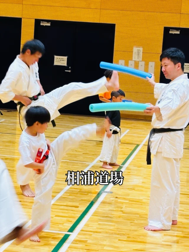 【相浦道場】
体験と諫早から出稽古に来てくれました(^^)

お問い合わせも多く見学や体験も随時募集しています。
☆☆☆☆☆☆☆☆☆☆☆☆☆
【長崎地区】
小菅道場　　　　(火)(土)18:40〜20:40
油木道場　　　　(水)  19:15〜21:00
横尾道場　　　　(金)  19:30〜21:30
矢上道場　　　　(金)  19:20〜21:00

【県北地区】
若竹台道場　　　(月)  19:15〜21:00
佐々道場　　　　(月)(木) 19:15〜21:00
名切道場　　　　(水)  19:15〜21:00
三川内道場　　　(木)  19:15〜21:00
相浦道場 ............(金)  19:00〜21:00

【県央地区】
諫早道場　　　　(月)(木)18:40〜20:40
喜々津道場　　　(水)18:30〜21:00
大村道場　　　　(水)19:00〜20:30

【島原地区】
島原道場　　　　(月)19:00〜21:00
深江道場 ............(火)(金)20:00〜21:30

見学や体験お待ちしております。
 #長崎 #新極真会 #空手#長崎空手#佐世保