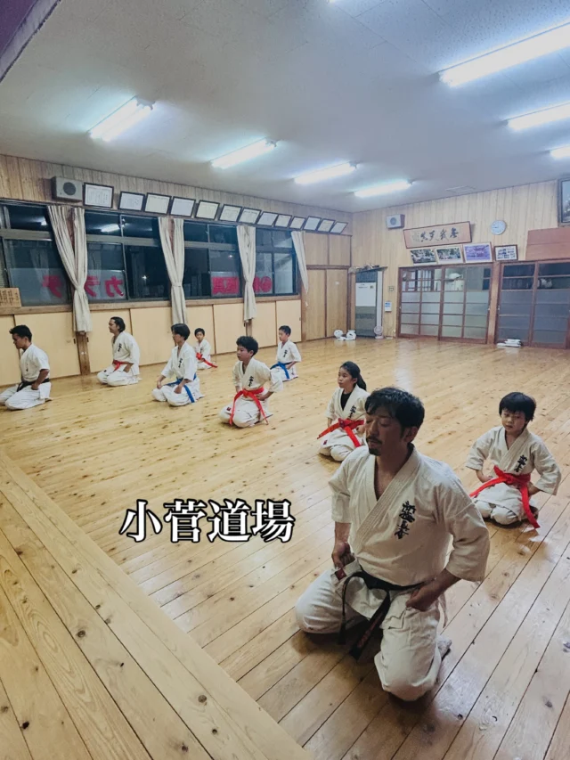 【小菅道場】
みんなでしっかり稽古(^^)

お問い合わせも多く見学や体験も随時募集しています。
☆☆☆☆☆☆☆☆☆☆☆☆☆
【長崎地区】
小菅道場　　　　(火)(土)18:40〜20:40
油木道場　　　　(水)  19:15〜21:00
横尾道場　　　　(金)  19:30〜21:30
矢上道場　　　　(金)  19:20〜21:00

【県北地区】
若竹台道場　　　(月)  19:15〜21:00
佐々道場　　　　(月)(木) 19:15〜21:00
名切道場　　　　(水)  19:15〜21:00
三川内道場　　　(木)  19:15〜21:00
相浦道場 ............(金)  19:00〜21:00

【県央地区】
諫早道場　　　　(月)(木)18:40〜20:40
喜々津道場　　　(水)18:30〜21:00
大村道場　　　　(水)19:00〜20:30

【島原地区】
島原道場　　　　(月)19:00〜21:00
深江道場 ............(火)(金)20:00〜21:30

見学や体験お待ちしております。
 #長崎 #新極真会 #空手#長崎空手#佐世保